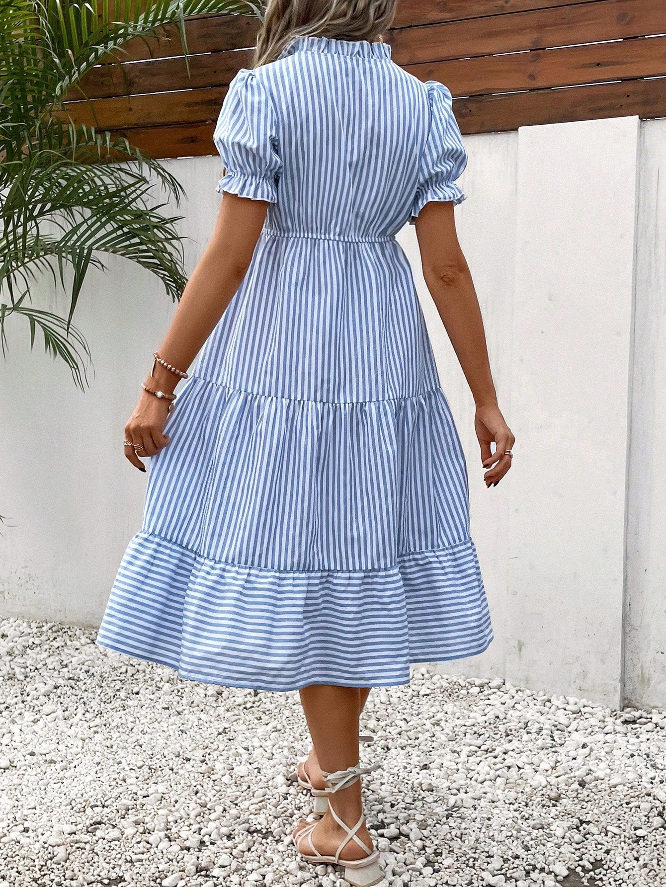 Dames Luchtige gestreepte zomerjurk met knoopsluiting | Midi