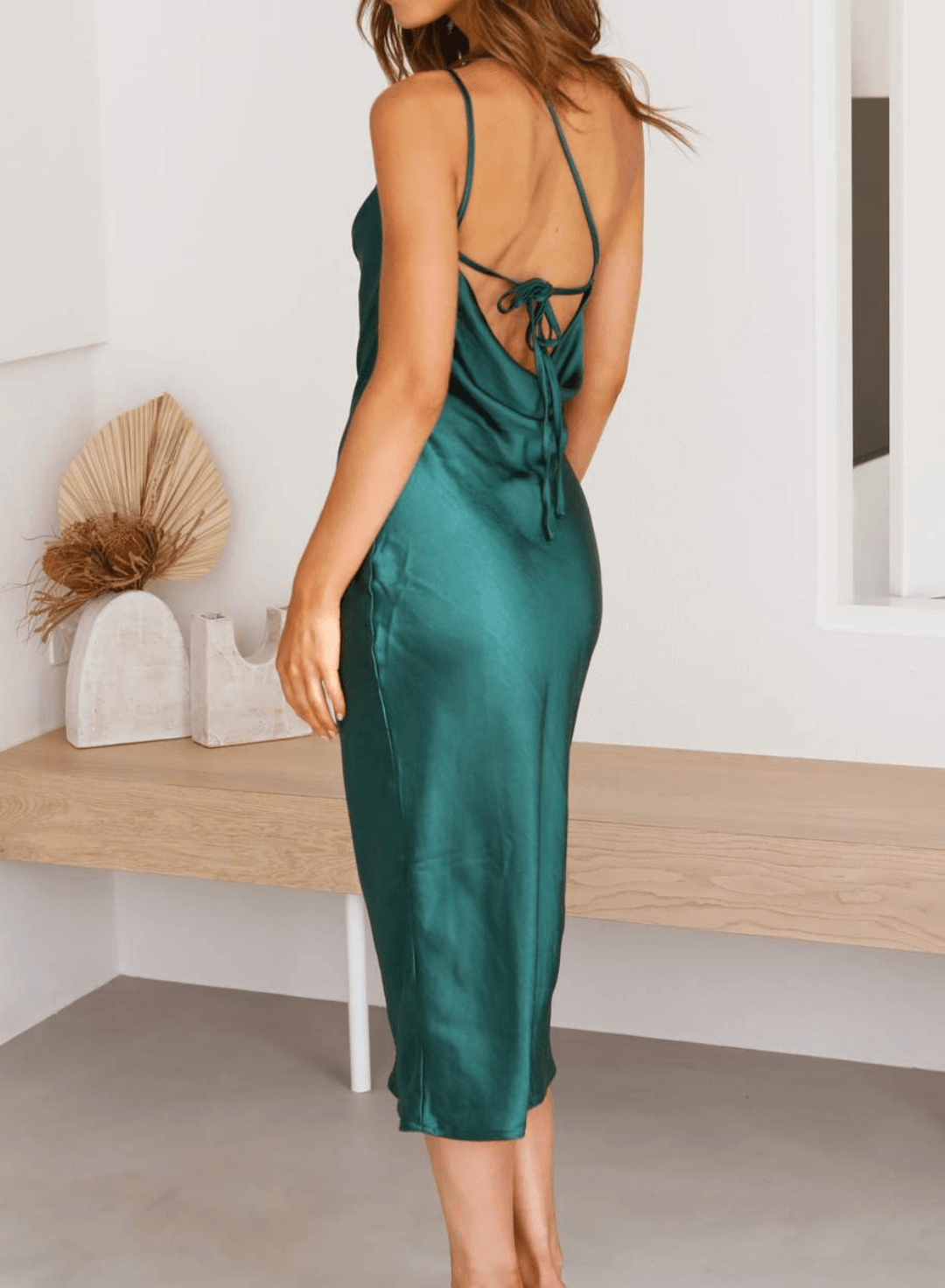 Dames Satijnen avondjurk met asymmetrische bandjes | Midi