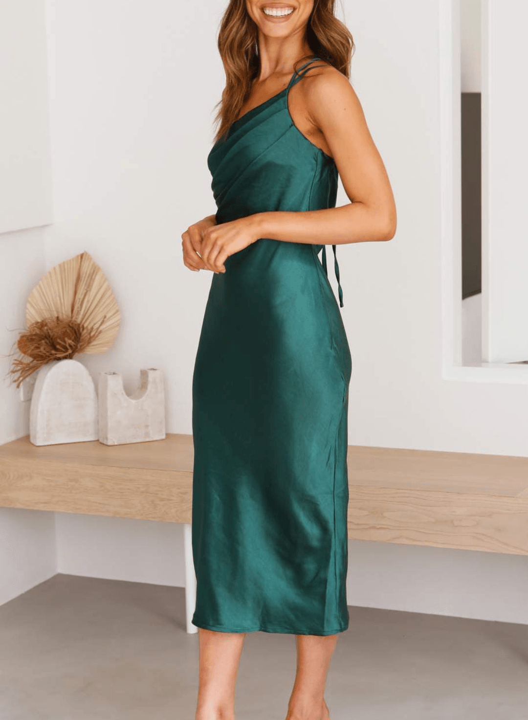 Dames Satijnen avondjurk met asymmetrische bandjes | Midi