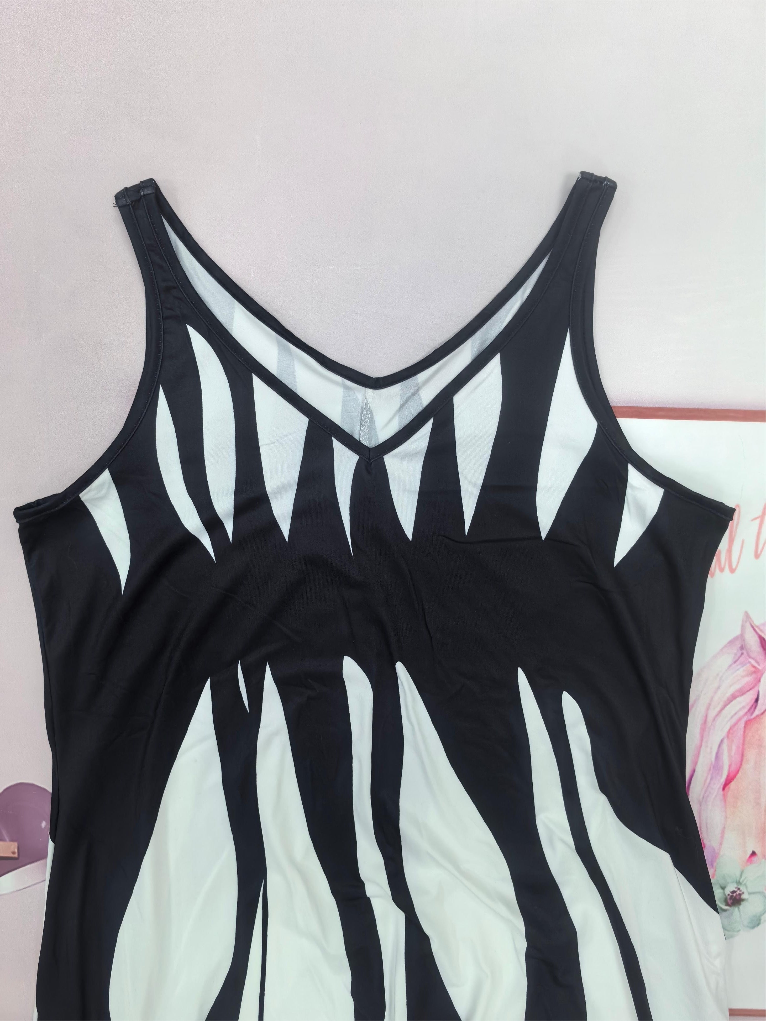 Abito estivo affilato da donna con motivo bianco e nero | Maxi