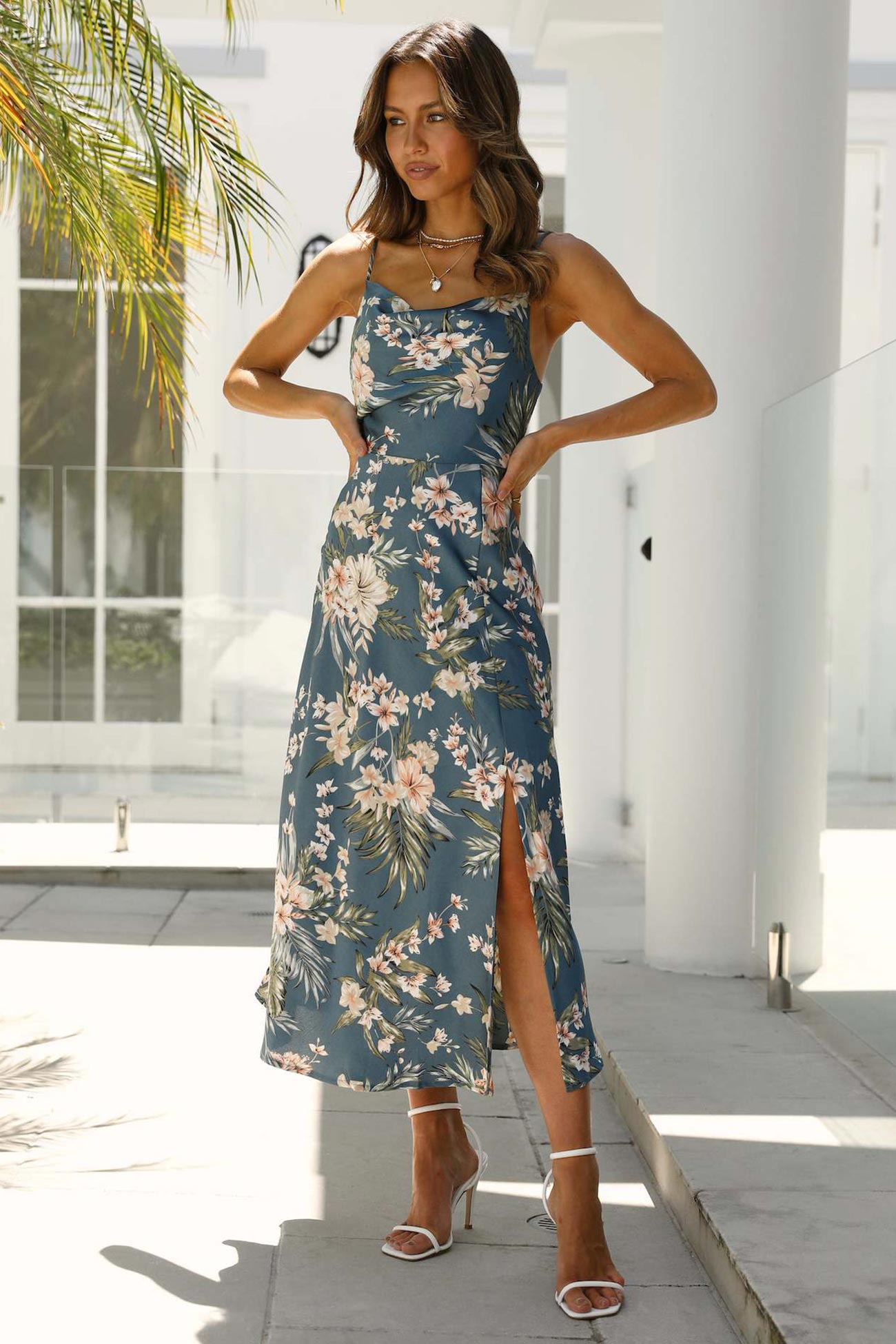 Abito estivo midi da donna in raso con fiori e spacco