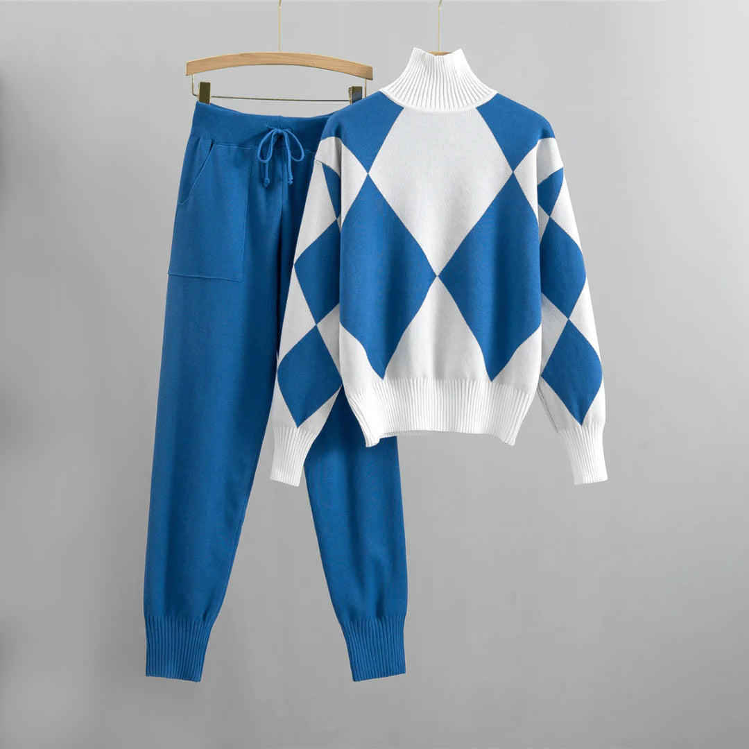 Blauwe en witte damestrui met ruitpatroon en bijpassende joggingbroek, comfortabele winterset, modieuze dameskleding, warme outfit.