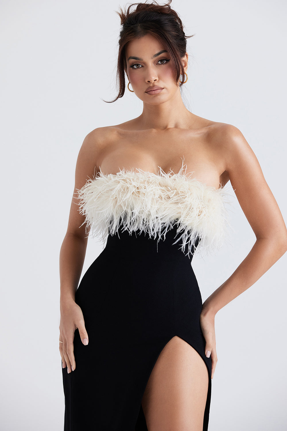Abito da sera lungo da donna rifinito con piume di lusso | Maxi