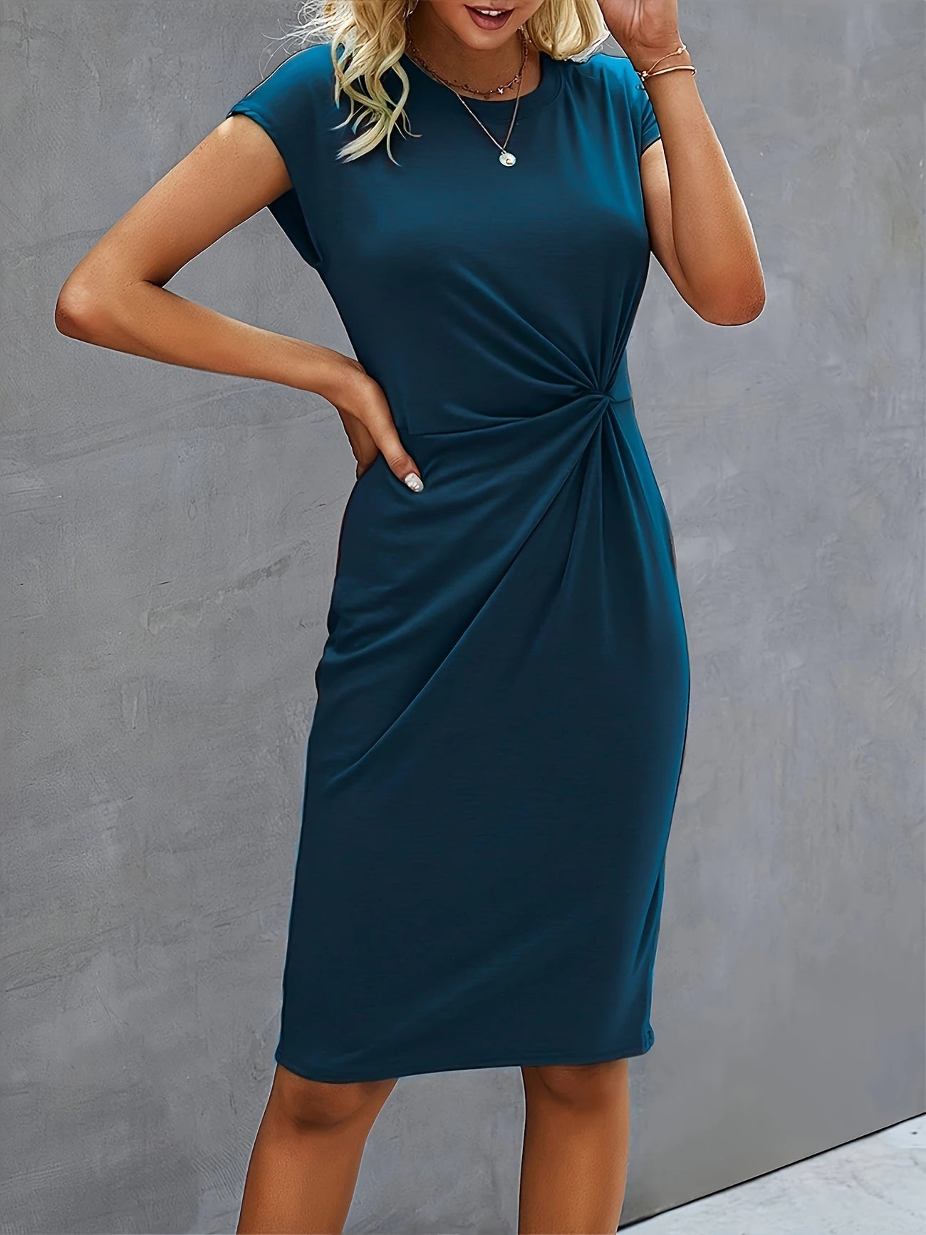 Abito estivo elegante da donna sagomato con twist | Midi