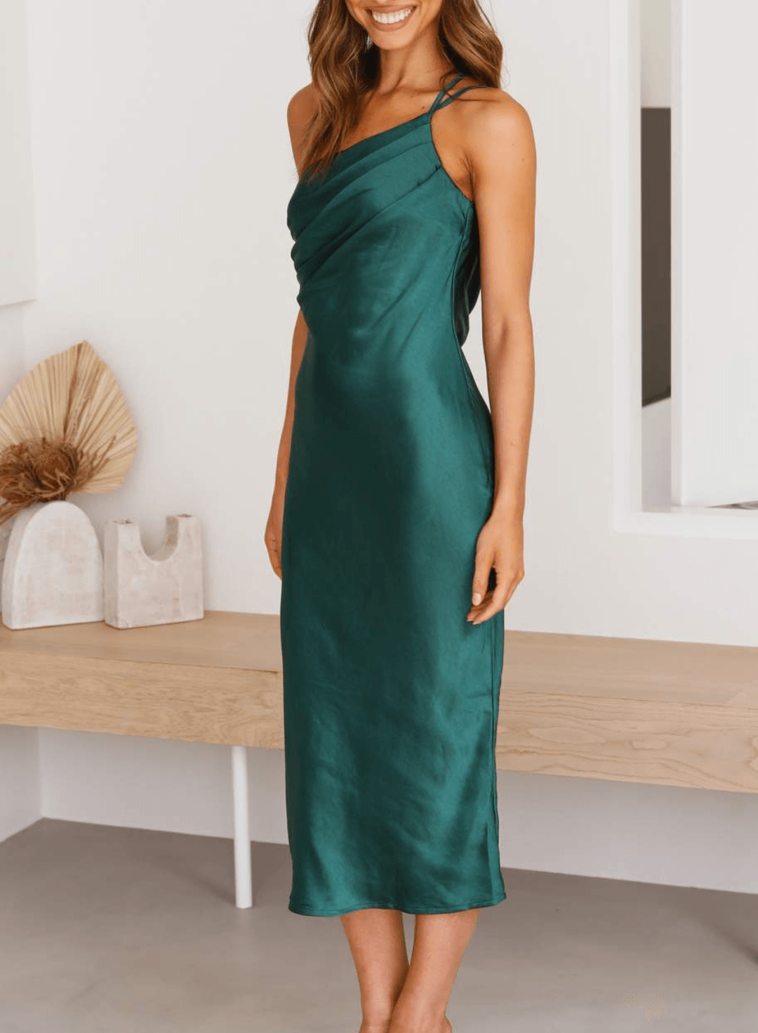 Dames Satijnen avondjurk met asymmetrische bandjes | Midi