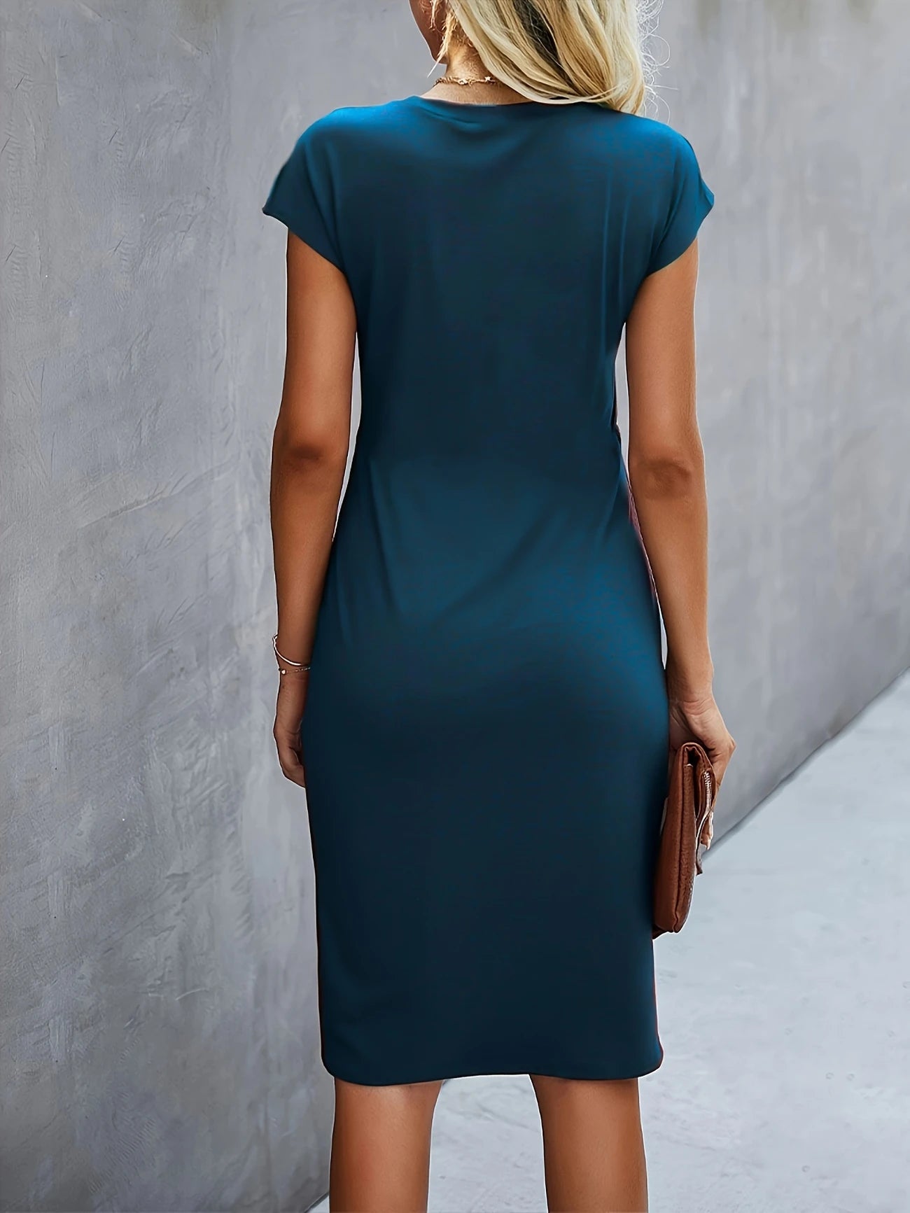 Abito estivo elegante da donna sagomato con twist | Midi