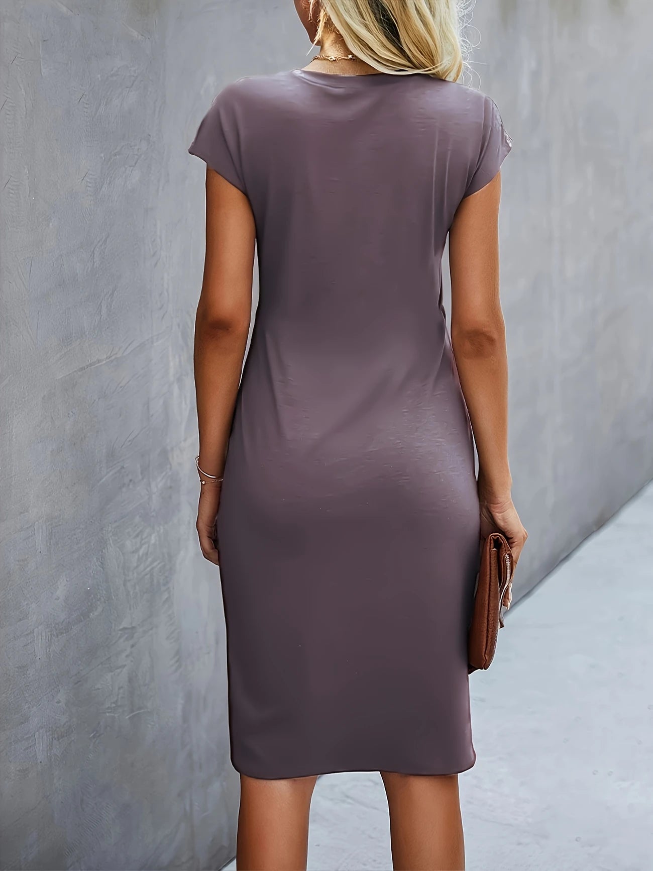 Abito estivo elegante da donna sagomato con twist | Midi