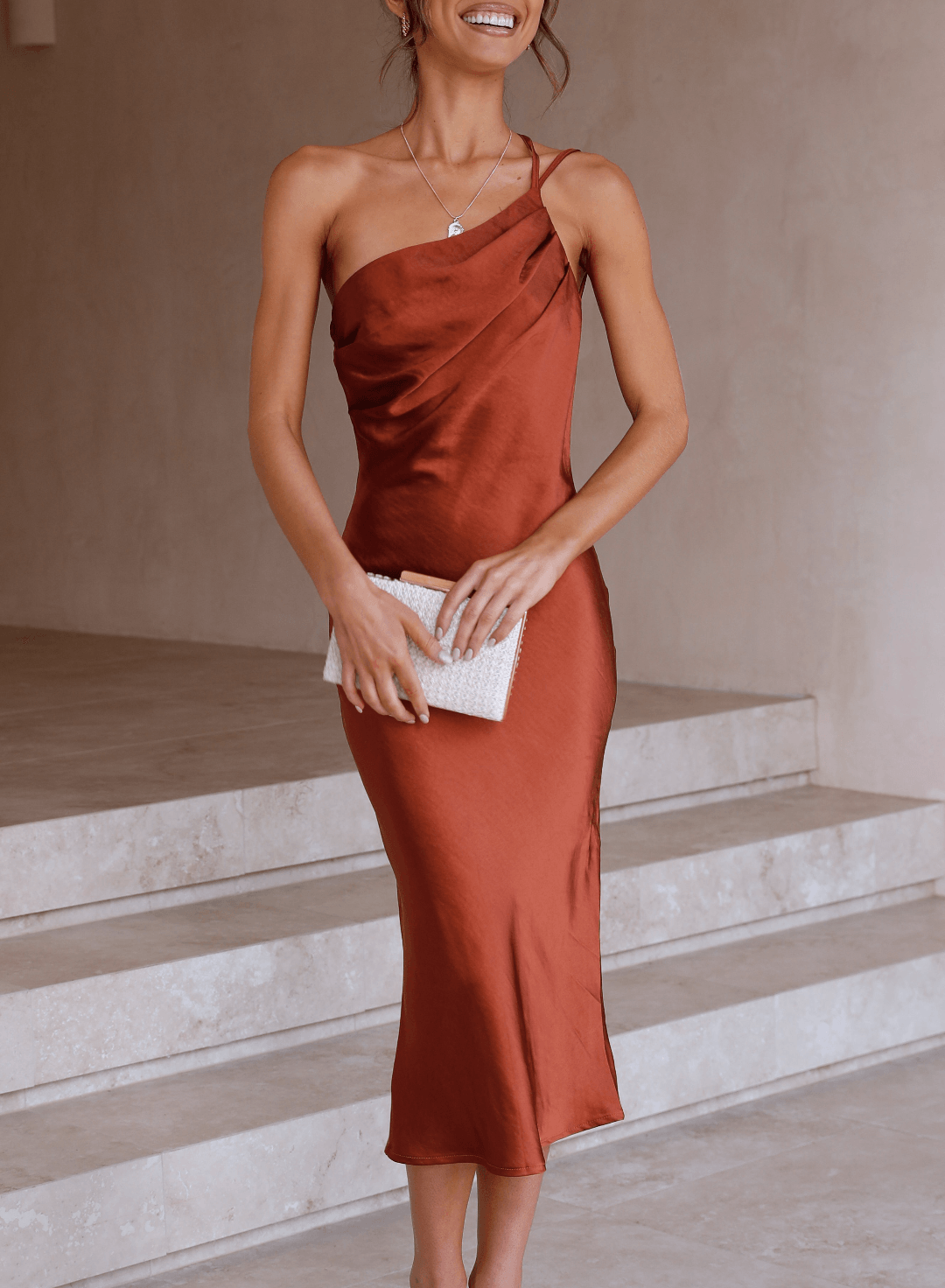 Dames Satijnen avondjurk met asymmetrische bandjes | Midi