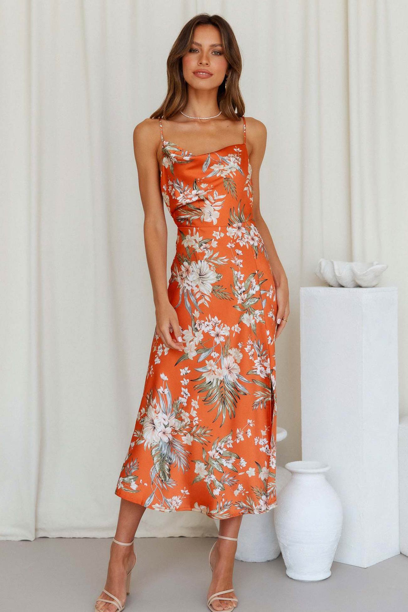Abito estivo midi da donna in raso con fiori e spacco