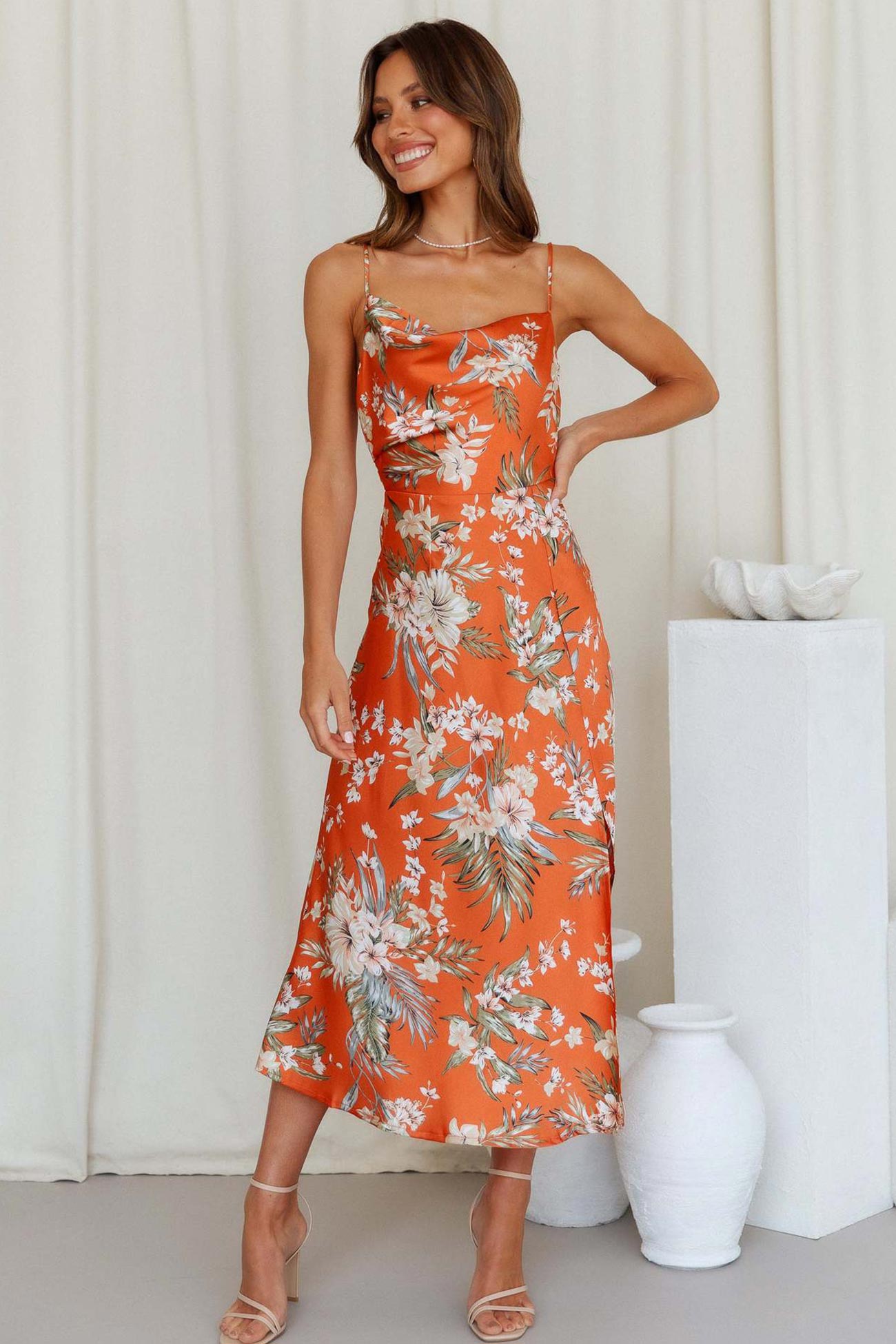 Abito estivo midi da donna in raso con fiori e spacco