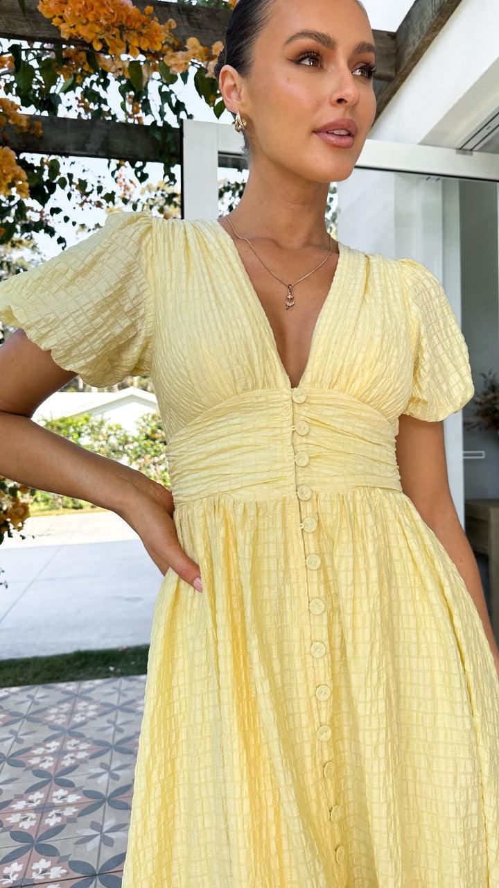Abito estivo elegante da donna con dettagli a bottoni | Maxi