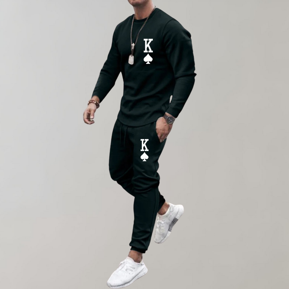 Zwart trainingspak voor heren met K-logo en schoppen symbool, lange mouwen en joggingbroek, sportieve outfit, comfortabele pasvorm.