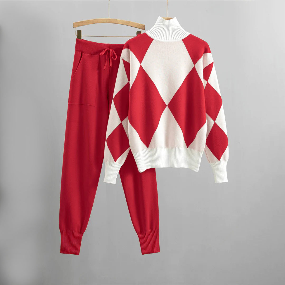 Rode en witte damestrui met ruitpatroon en bijpassende rode broek, comfortabele winterset, modieuze dameskleding, warme gebreide outfit.